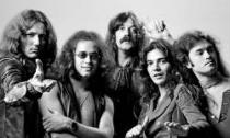 A Deep Purple csoport története részletesen: Roundabout átnevezése Deep Purple-re, az első Shades Of Deep Purple stúdióalbum megjelenése, Blackmore találkozása Jimi Hendrixszel, a mélylila csoport The Book Of Taliesyn Compposition albuma
