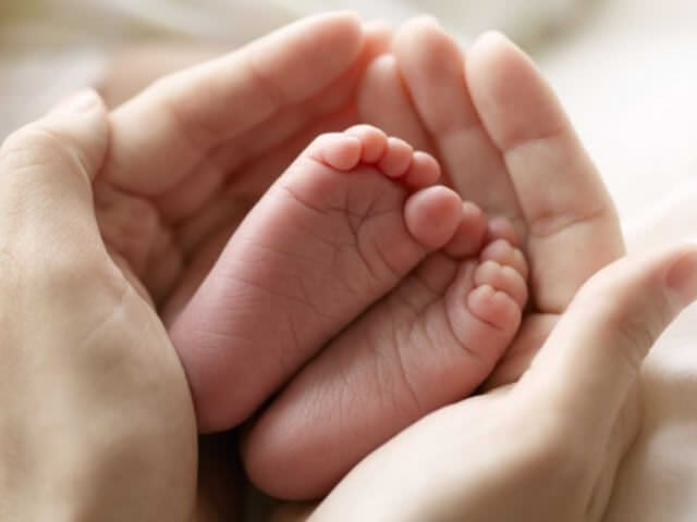 Cómo cuidar adecuadamente a una niña recién nacida