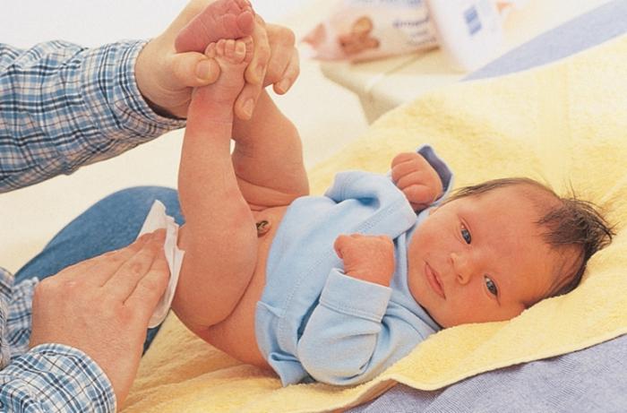 Intimna higiena novorojenčka: umivanje in nega genitalij