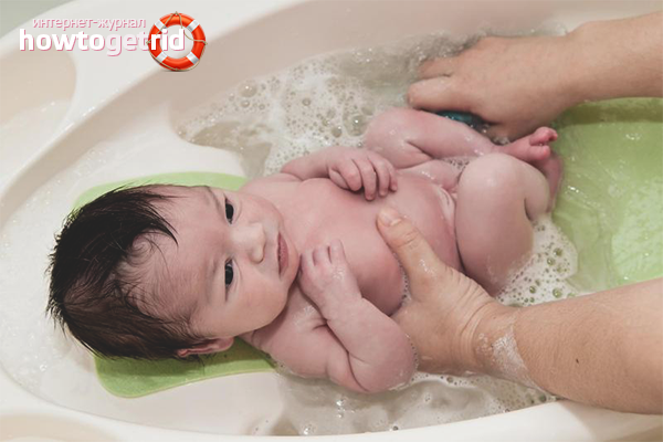 Hogyan kell megfelelően mosni egy újszülött kislányt