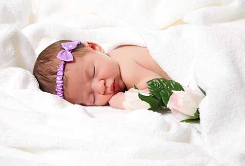 Prendre soin des parties intimes d'une fille nouveau-née