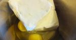 Casserole de fromage cottage salé avec semoule dans une mijoteuse