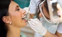 Chronický zápach z úst, príčiny a riešenia