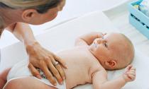 Genitalna higiena novorojenčka in fantka: splošna pravila, razlike v negi, značilnosti