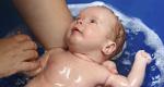 Propreté dès la naissance - hygiène d'un nouveau-né garçon ou fille